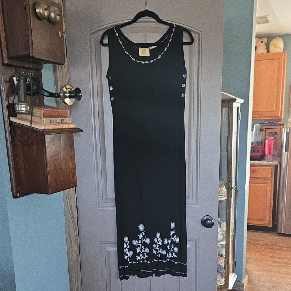 Long gauzy crinkle look, black lightweight, Long sheath Dress, white embroidery